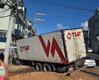 Caminhão cai em buraco, fica atravessado e trava trânsito em Amaralina