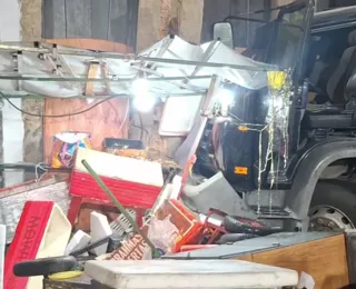 Caminhão perde controle, atinge patrimônios no Pelourinho e deixa um ferido