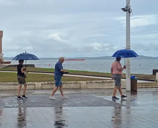 Chuva forte com raios e vento segue em Salvador e Codesal emite alerta