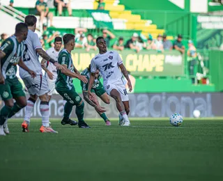 Com um a menos e gols no fim, Vitória busca empate com a Chapecoense