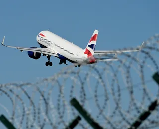 Companhia aérea proíbe gravar em voo e gera revolta: direito ou abuso?