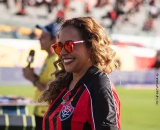 Daniela Mercury marca presença no Barradão e canta com torcida; veja vídeo