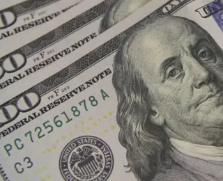 Dólar fecha abaixo de R$ 4,90 pela 1ª vez desde 2024; Ibovespa sobe
