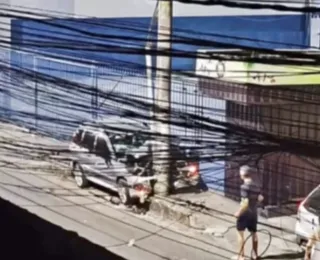 Duas pessoas morrem após carro colidir com poste em Salvador