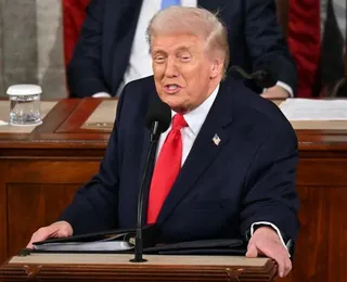 Trump desafia Suprema Corte e ameaça Irã em discurso recorde