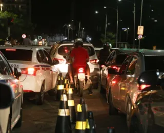 Engarrafamento na região do Salvador Shopping irrita motoristas e trava cidade