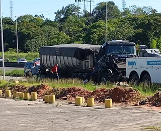 Engavetamento com 13 veículos na BR-324 deixa feridos na Bahia