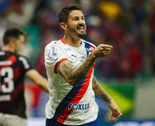 Everaldo brilha, Bahia vence o Athletico e encosta no topo da Série A