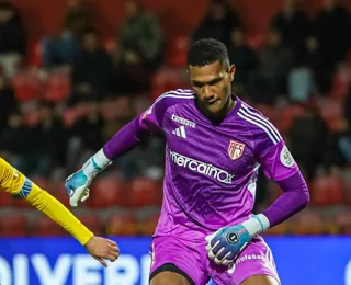 Ex-goleiro do Bahia erra feio na Europa e condena time ao rebaixamento