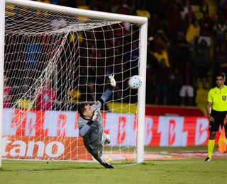 Ex-Vitória brilha em disputa de pênaltis e classifica Sport na Copa do Brasil