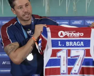 Ex-Vitória, Carpini faz homenagem para Lucas Braga no Fortaleza