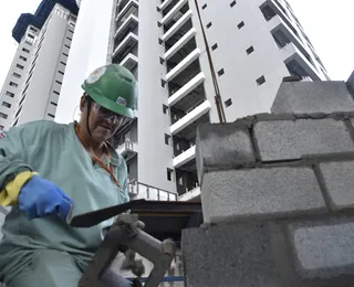 Fazendo história: mulher ajuda a construir o maior prédio da Bahia