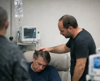 Carlos Bolsonaro sai “destruído” após visitar o pai na UTI
