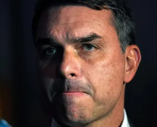 Flávio Bolsonaro enviou emenda a ONG ligada a assassinos de Marielle