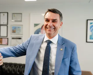 Flávio Bolsonaro abraça o sertanejo e lança jingle de campanha