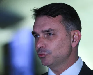 Entenda motivo do pedido de suspensão de título a Flávio Bolsonaro