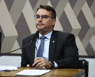 Flávio Bolsonaro repete Roseana Sarney e 'queima na largada' das eleições