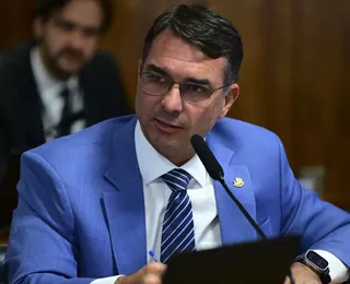Flávio Bolsonaro isola Ratinho Júnior ao declarar apoio a adversário