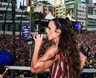 Folião vestido de latinha chama atenção de Ivete Sangalo no Carnaval
