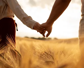 Homem abandona esposa e assume romance com a própria mãe