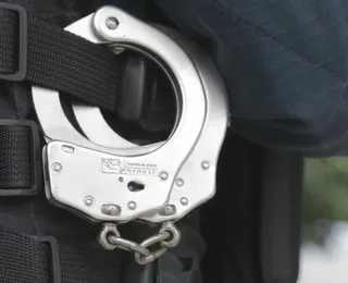 Homem invade casa de ex e é baleado ao tentar desarmar policial na Bahia