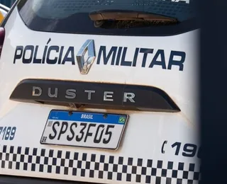 Homem joga bebê de seis meses no chão, agride mulher e tenta atropelá-la