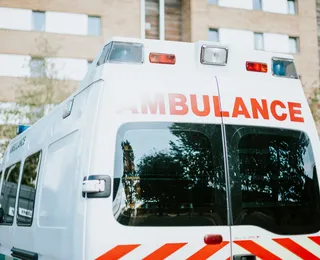 Homem morre após ser atropelado por ambulância