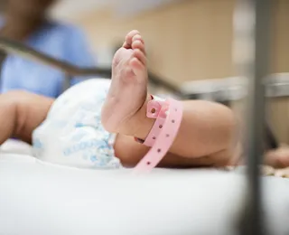 Bebê chega a hospital com fratura no crânio e testa positivo para cocaína e maconha