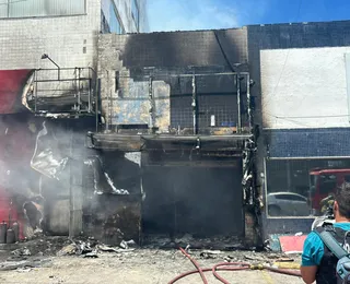 Incêndio de grandes proporções destrói loja de roupas na Cidade Baixa