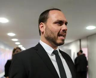Justiça obriga redes a excluir posts sobre filha de Carlos Bolsonaro