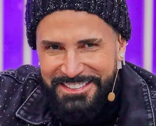 Cantor Latino sofre acidente de ônibus a caminho de show
