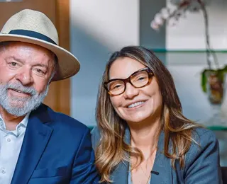 Janja tem reação inusitada após eleitora abraçar Lula em ato político