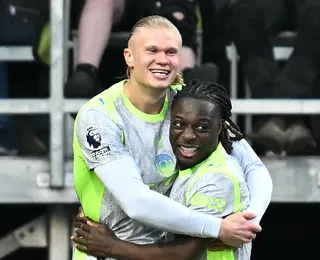Manchester City vence e assume a liderança do Campeonato Inglês