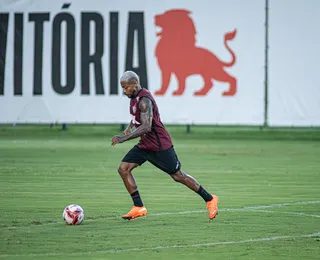 Marinho sente dores e é substituído no primeiro tempo