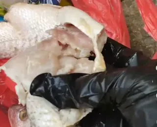 Moradores de Ilhéus denunciam entrega de peixe podre pela Prefeitura