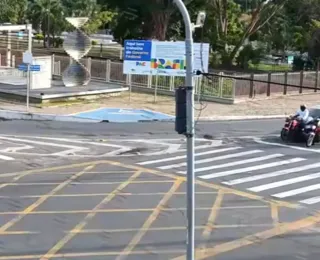 Cena forte: motociclista é atropelado por carro enquanto estava parado no sinal