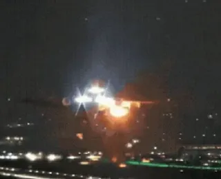 Motor de avião com 280 pessoas explode após decolagem; veja vídeo