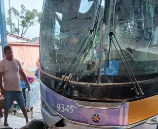 Duas mulheres morrem após ônibus invadir rodoviária no interior da Bahia