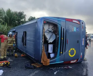 Ônibus tomba na BR e deixa um morto e quatro feridos em Simões Filho
