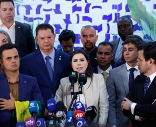 Oposição anuncia pedidos de impeachment contra 16 ministros