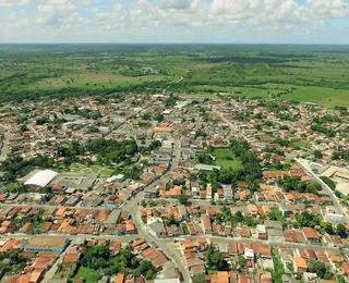 Por que o número de eleitores em Mata de São João supera a população real?