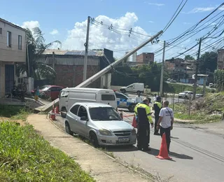 Poste cai após carro e kombi colidirem e bloquearem trânsito em Salvador