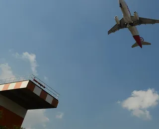 Pouso simultâneo entre aviões é visto em Guarulhos