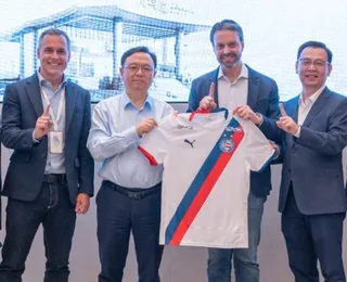 BYD lidera vendas no Brasil em abril e presidente global recebe camisa do Bahia