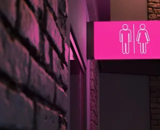 Mulheres trans podem ser proibidas de usar banheiros femininos