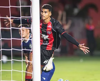 Renê brilha, Vitória joga bem e goleia o Coritiba no Barradão