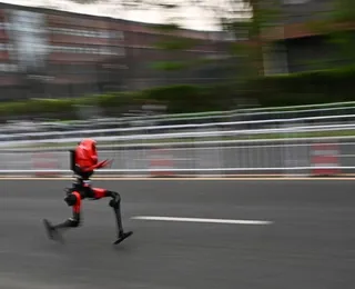 Robô corre meia-maratona 6 minutos mais rápido que recorde humano
