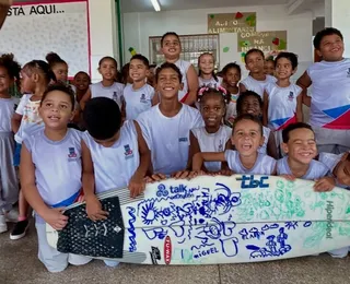 Jovem surfista baiano inicia projeto social; confira