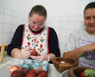 Tradição de ovos pintados mantém viva a Páscoa entre europeus