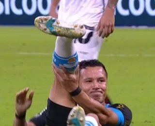 VÍDEO: jogador do Grêmio sofre lesão terrível contra o Vitória